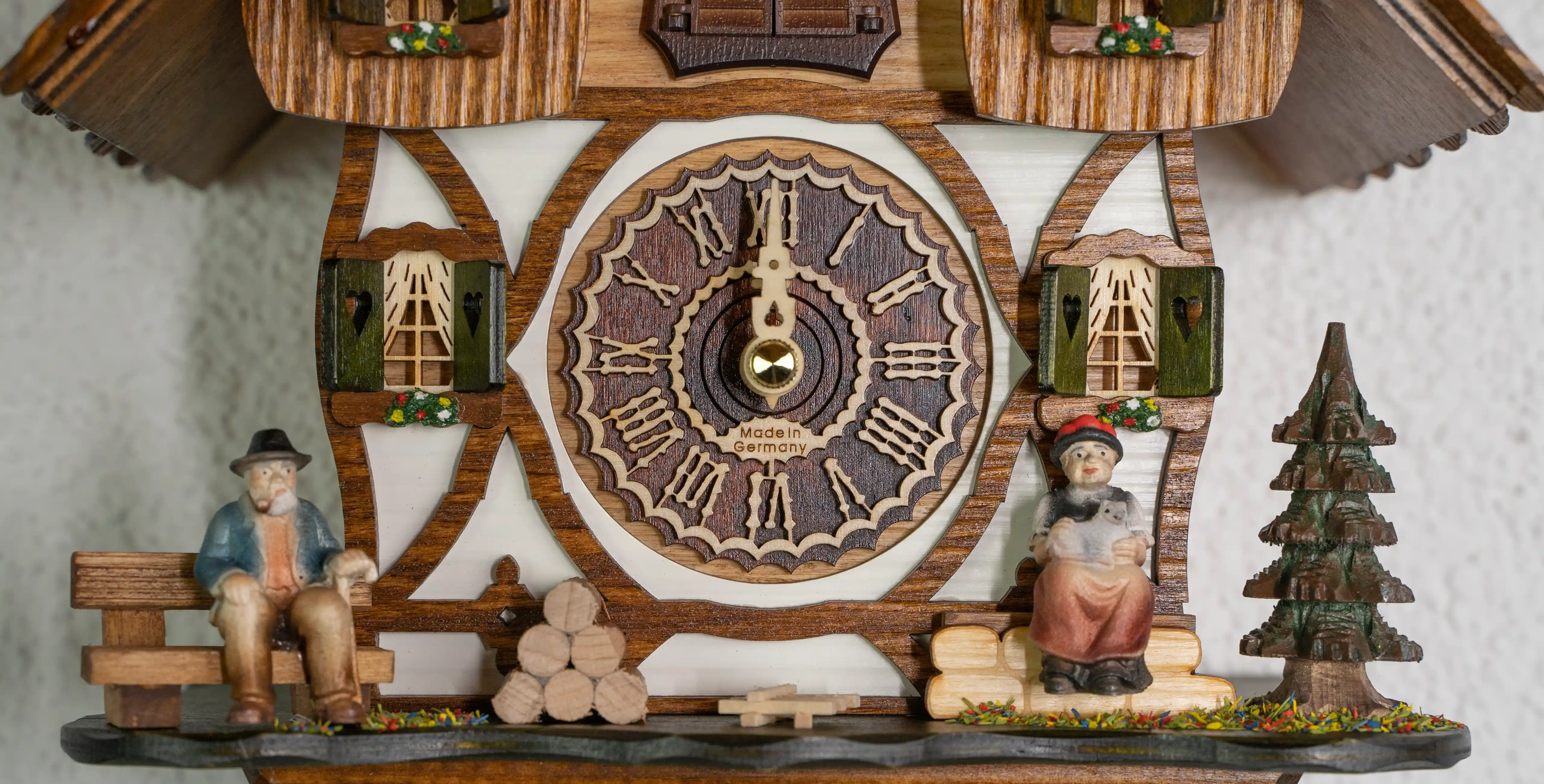 Cuckoo Clock Black Forest Couple Battery (5) Battery cuckoo clock with a black forest couple in front of the chalet house plays music made by Trenkle Uhren